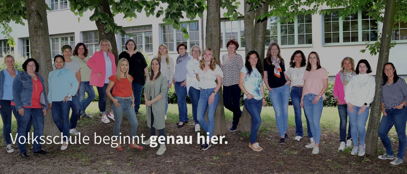 Bild enthält, Pants, People, Person, Walking, Grass, Jeans, Shoe, Tree, Photography, Portrait