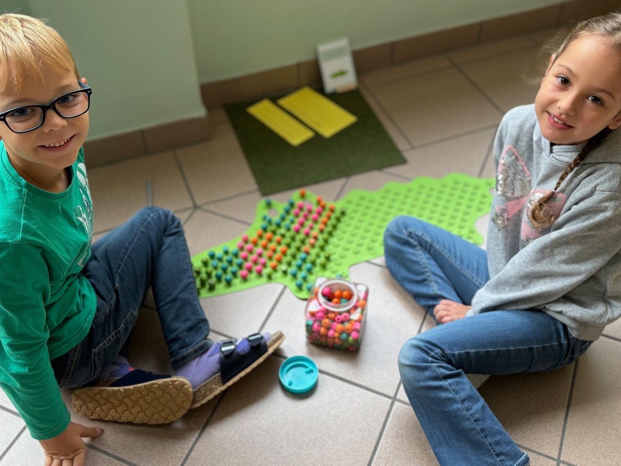 Bild enthält, Person, Boy, Child, Male, Jeans, Pants, Shoe, Face, Glasses, Floor
