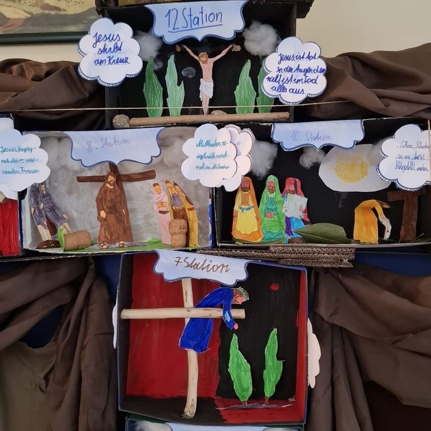 Bild enthält, Face, Head, Person, Photography, Portrait, Clothing, Shorts, Furniture, People