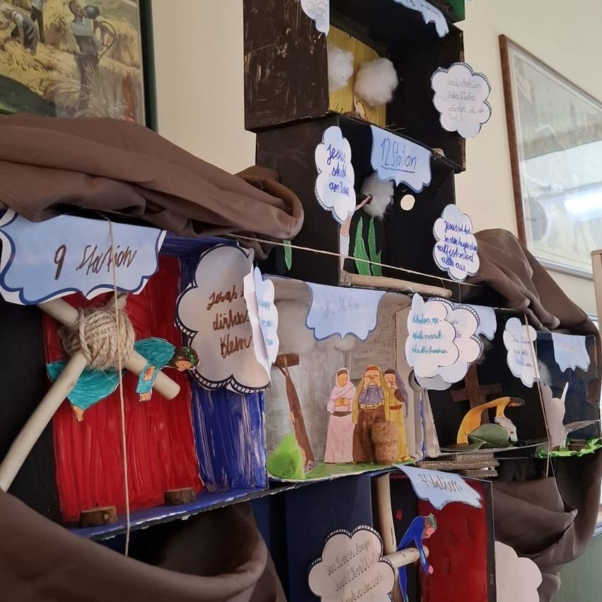 Bild enthält, Indoors, Furniture, Art, Bed, Bedroom, Room