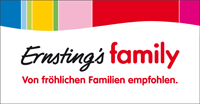 Ernsting's family Logo mit bunten Streifen im Hintergrund und dem Slogan 'Empfohlen von glücklichen Familien'.