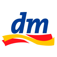 Das Bild zeigt das Logo von 'dm', das einen stilisierten 'd' mit einem blauen Band darüber und einer gelben und roten Wellenlinie darunter enthält.