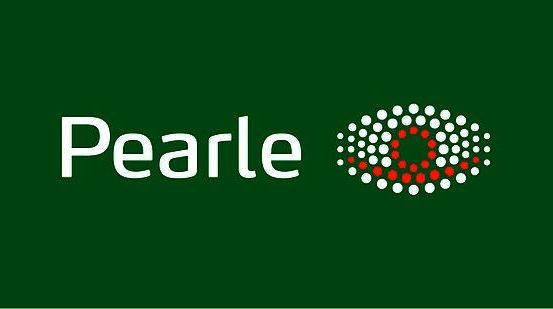 Ein grüner Hintergrund zeigt das 'Pearle' Logo mit weißem Text und einem kreisförmigen Design aus roten, weißen und schwarzen Punkten.