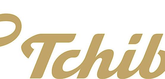 Das Bild zeigt das goldfarbene Logo von Tchibo, mit einem stilisierten 'T' und einer dekorativen Verzierung darüber.