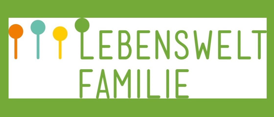 Ein grüner Hintergrund mit weißem Text. Auf der linken Seite befinden sich drei bunte Lutscher und der Text 'Lebenswelt Familie' in grüner und weißer Schrift.