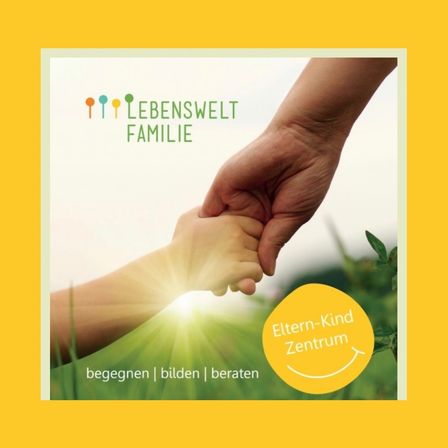 Ein Poster mit gelbem Hintergrund zeigt ein Bild von zwei Händen, eine Erwachsenen- und eine Kinderhand, die sich gemeinsam halten, mit einem hellen Licht dahinter. Die Worte 'Eltern-Kind Zentrum' sind in einem gelben Kreis dargestellt, mit 'begegnen | bilden | beraten' darunter.