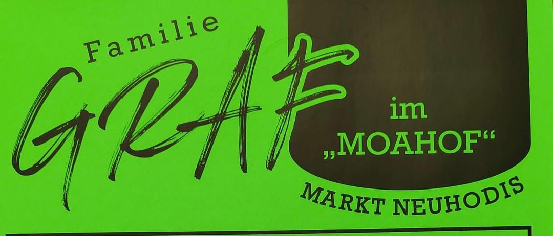 Grüner Schild mit fetter Schrift, der eine Veranstaltung auf dem 'Moahof'-Markt in Neuhof vom 1. bis 5. April bis 11:30 Uhr ankündigt.