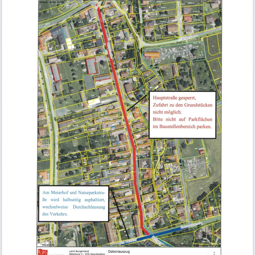 Eine Karte zeigt eine Hauptstraße mit einer roten Linie, beschriftet mit 'Hauptstraße gesperrt'. Sie weist auf keinen Zugang zu Grundstücken und kein Parken auf Parkflächen hin. Ein Bereich mit einer blauen Linie ist als 'Am Meierhof und Naturparkstraße wird halbseitig asphaltiert, wechselsweise Durchschleusung des Verkehrs' markiert. Er ist von verschiedenen Gebäuden und Grundstücken umgeben.