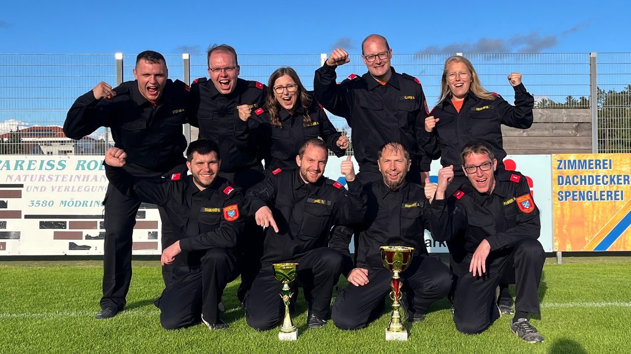 Bild enthält, People, Person, Adult, Female, Woman, Groupshot, Male, Man, Glasses, Face