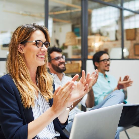 Bild enthält, Applause, Person, Adult, Female, Woman, Male, Man, Face, Accessories, Glasses