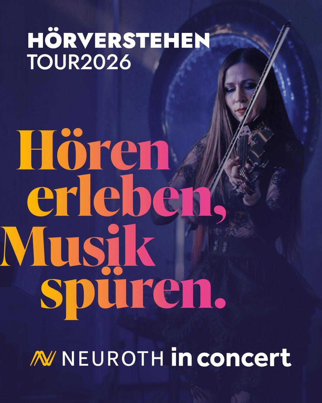 Ein Plakat für die Horverstehnen Tour 2026 mit einer Frau, die auf der Bühne Geige spielt. Das Plakat hat einen blauen Hintergrund mit den Worten 'Hören erleben, Musik spüren' in Gelb und Pink.