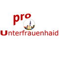 Ein Logo für proUnterfrauenhaide, das eine Kirche in der Mitte mit einem Turm und einem roten Textbanner darunter zeigt.