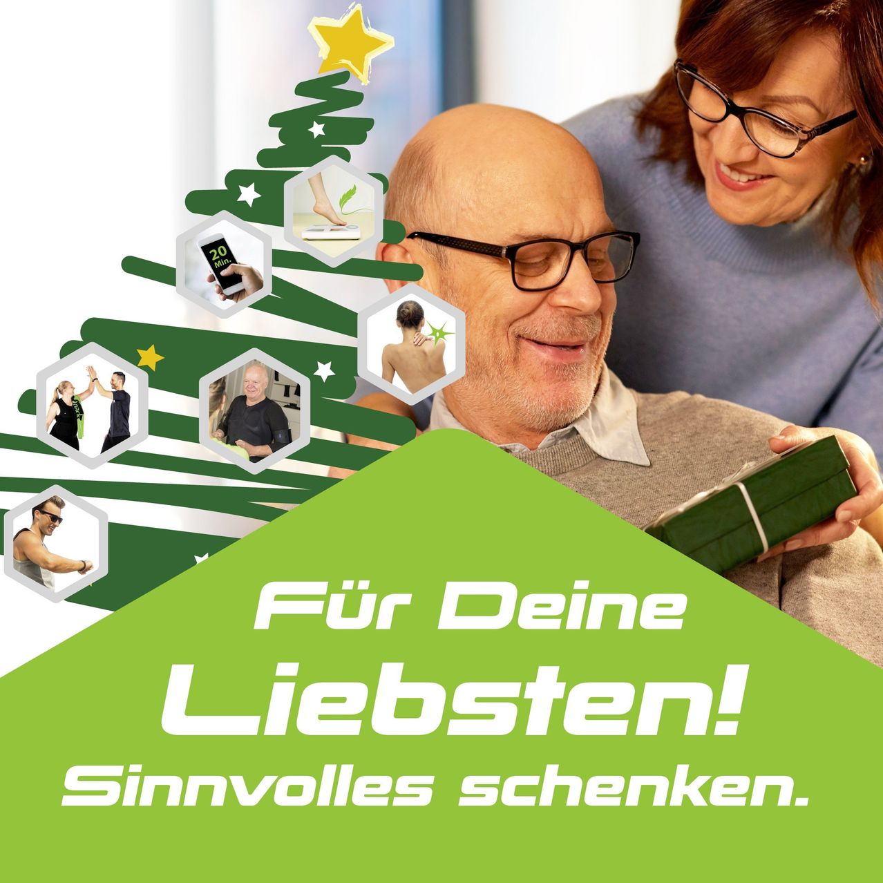 Ein Werbeplakat zeigt einen lächelnden älteren Mann, der ein verpacktes Geschenk hält, umgeben von einem Weihnachtsbaum und Bildern von Menschen beim Training. Eine Frau steht hinter ihm und lächelt. Der Text lautet: 'Für Ihre Lieben! Schenken Sie Sinnvolles.'