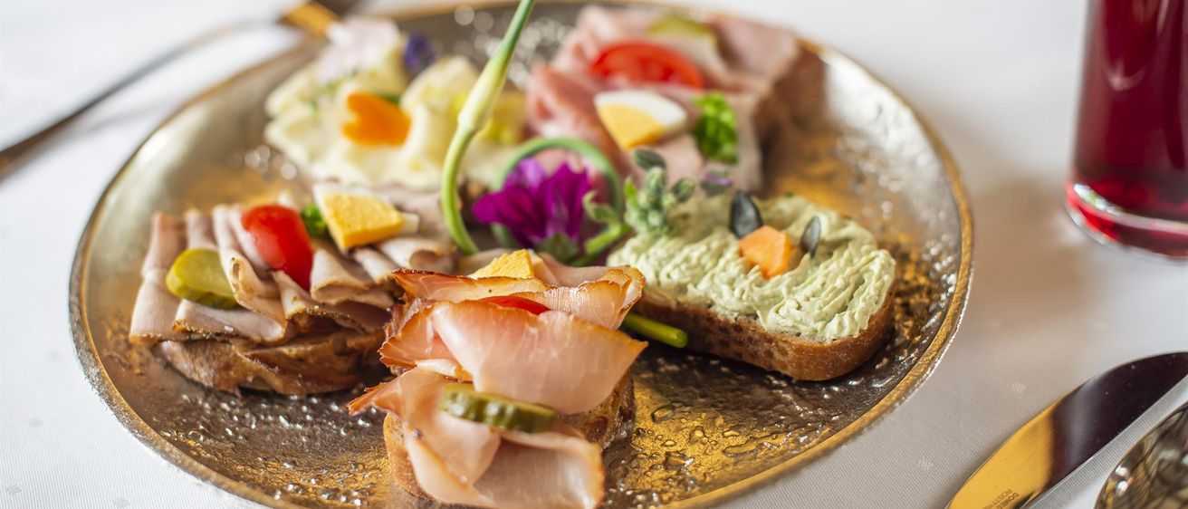 Bild enthält, Brunch, Food, Food Presentation, Plate, Meal, Dish