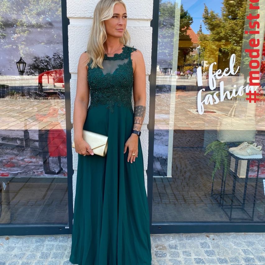 Bild enthält, Dress, Evening Dress, Formal Wear, Person, Standing, Adult, Female, Woman, Lady, Shoe