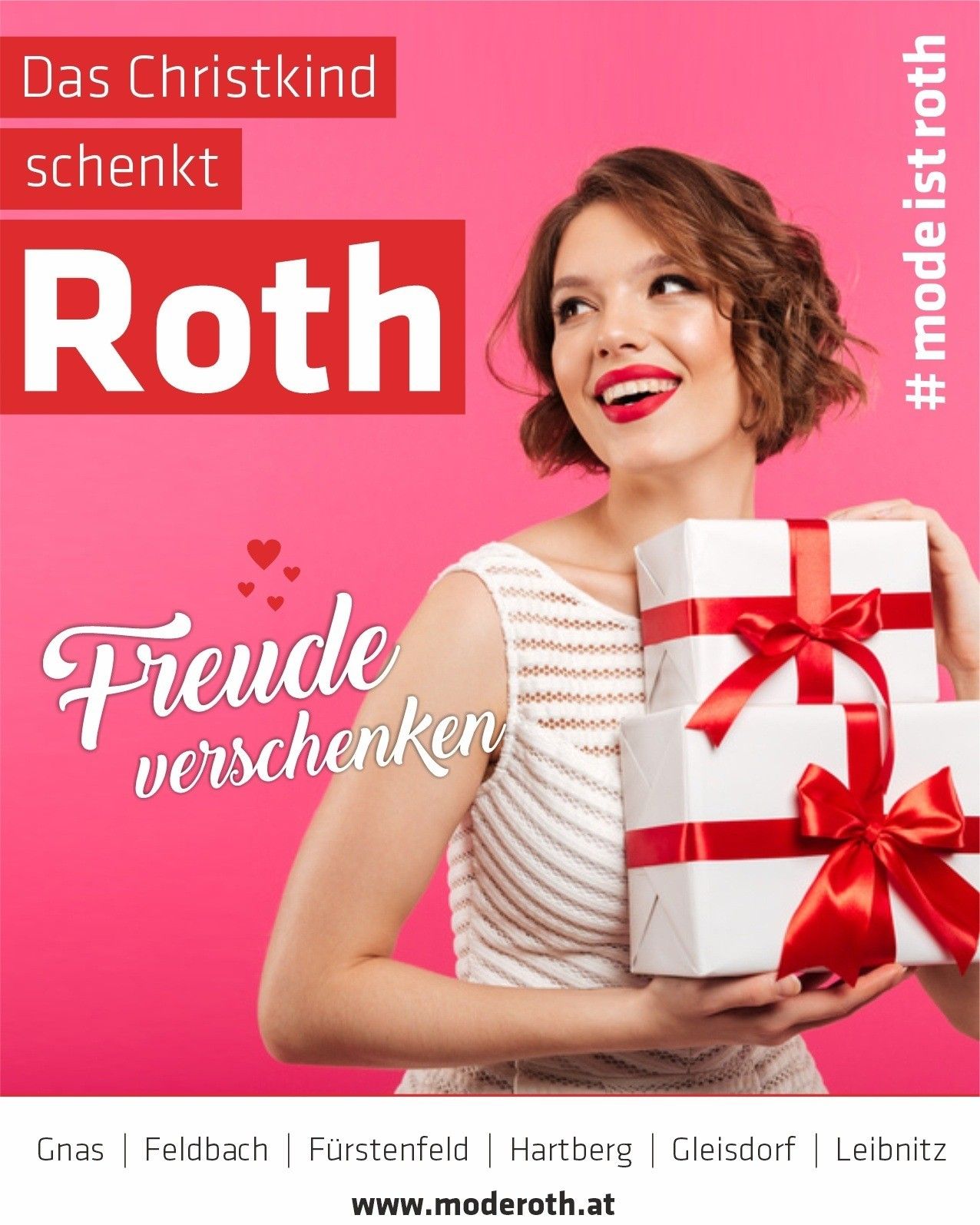 Eine lächelnde Frau hält zwei Geschenkboxen in der Hand, die in weißes Papier mit roten Bändern eingewickelt sind. Der Hintergrund ist rosa mit den Texten 'Roth' und 'schenkt'. Hashtag '#nodeistr' ist vorhanden.
