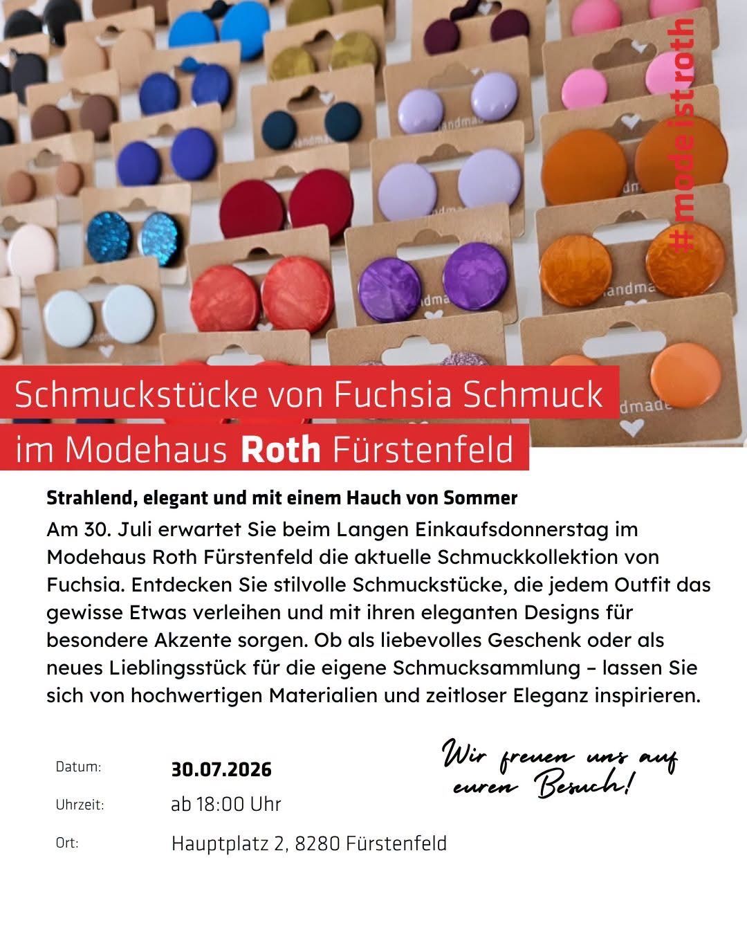 Eine Ausstellung von farbenfrohen Schmuckstücken in brauner Verpackung mit einem roten Banner, das 'Schmuckstücke von Fuchsia Schmuck im Modehaus Roth Fürstenfeld' besagt. Die Ohrringe kommen in verschiedenen Farben und Designs, mit einem Datum vom 30. Juli 2026 und einer Zeit von 18:00 Uhr.