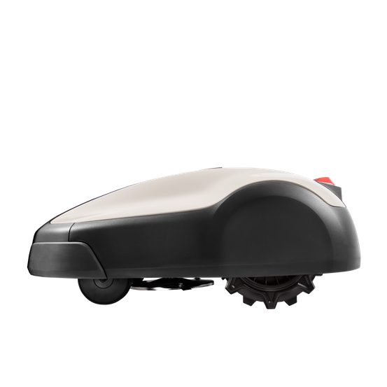 Ein schlanker, schwarz-weißer robotergesteuerter Rasenmäher mit einem roten Knopf auf der Rückseite, auf einem schwarzen Hintergrund positioniert.