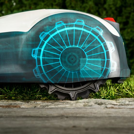 Ein robotergesteuerter Rasenmäher steht auf dem Gras mit einem digitalen Rad vorne, einem schwarzen Rad unten und einem roten Teil an der Seite.