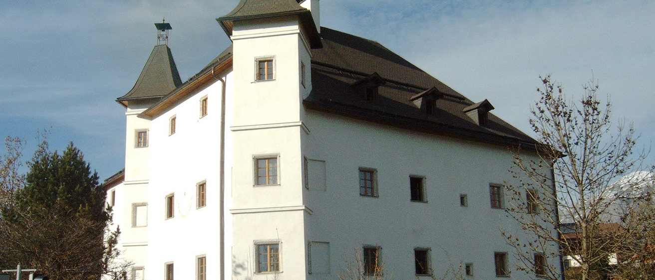 Bild enthält, Architecture, Building, Monastery, Spire, Tower, Castle, Fortress, Arch, Housing