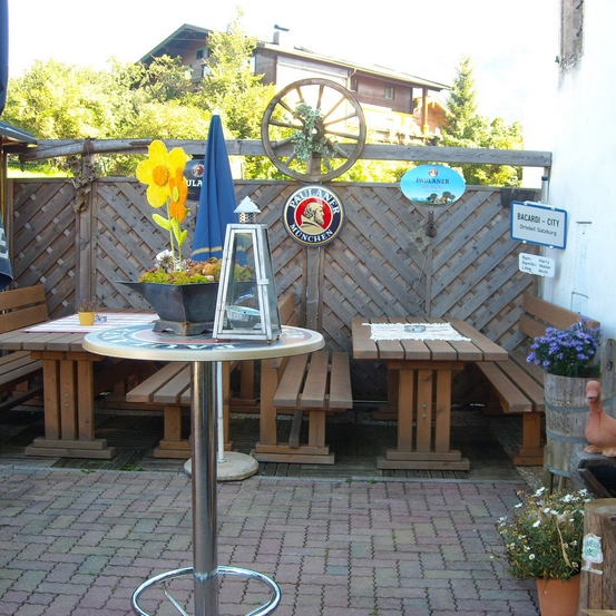 Bild enthält, Potted Plant, Wood, Patio, Interior Design, Walkway, Table, Slate, Flagstone, Plywood, Wheel