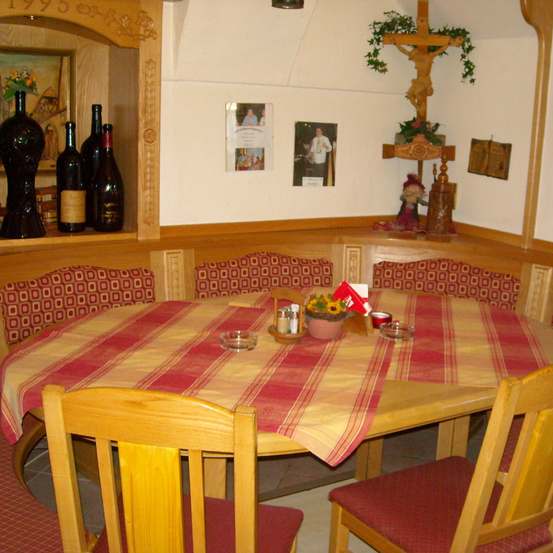 Bild enthält, Building, Dining Room, Dining Table, Furniture, Table, Chair, Person, Wood, Cross, Bottle
