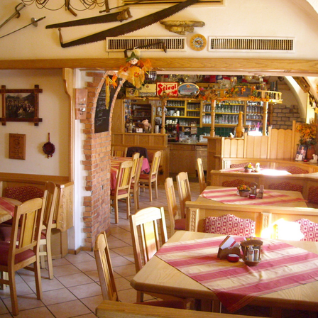 Bild enthält, Dining Table, Table, Building, Dining Room, Indoors, Restaurant, Cafeteria, Cafe, Chair, Wood