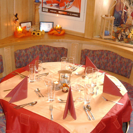 Bild enthält, Dining Table, Furniture, Table, Dining Room, Indoors, Tablecloth, Restaurant, Tabletop, Interior Design, Candle