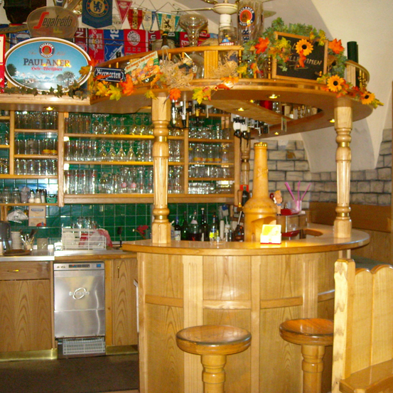 Bild enthält, Pub, Alcohol, Bar, Bar Counter, Beverage, Architecture, Building, Bottle