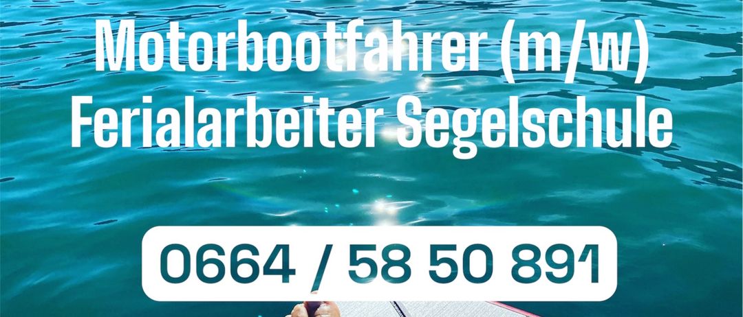 Ein Poster zeigt die Füße einer Person auf dem Bootsdeck, die auf einen blauen Ozean mit einem Sonnenuntergang im Hintergrund schauen. Der Text lautet 'für Juli und August, Motorbootfahrer (m/w), Ferienarbeiter, Segelschule'. Die Kontaktnummer ist 0664/58 50 891.