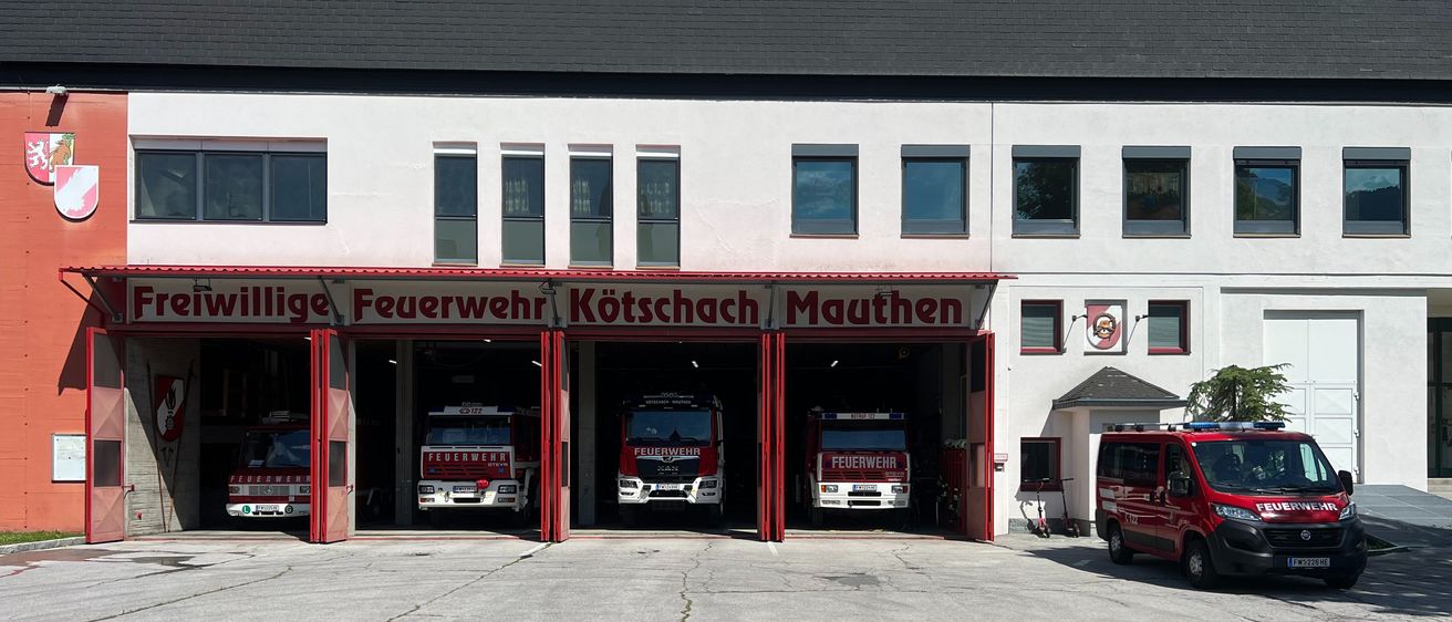 Bild enthält, Fire Station, Fire Truck, Transportation, Truck, Vehicle, Car, Architecture, Building, Machine, Wheel
