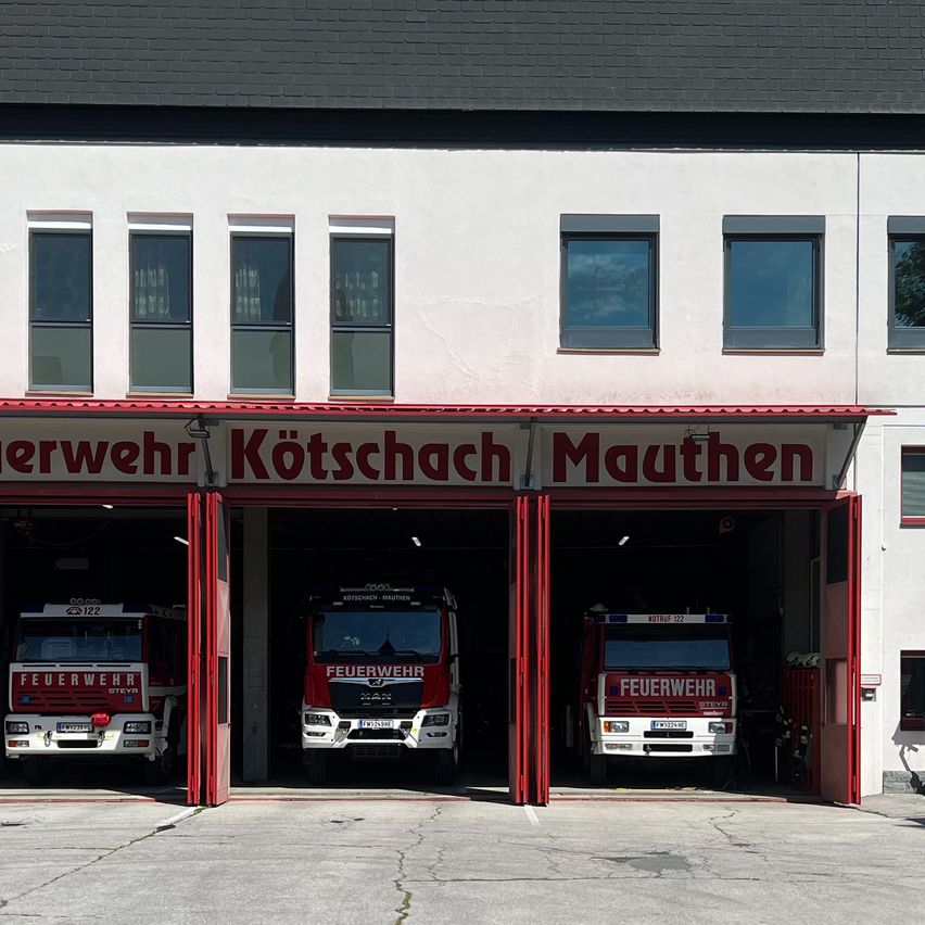 Bild enthält, Fire Station, Fire Truck, Transportation, Truck, Vehicle, Car, Architecture, Building, Machine, Wheel