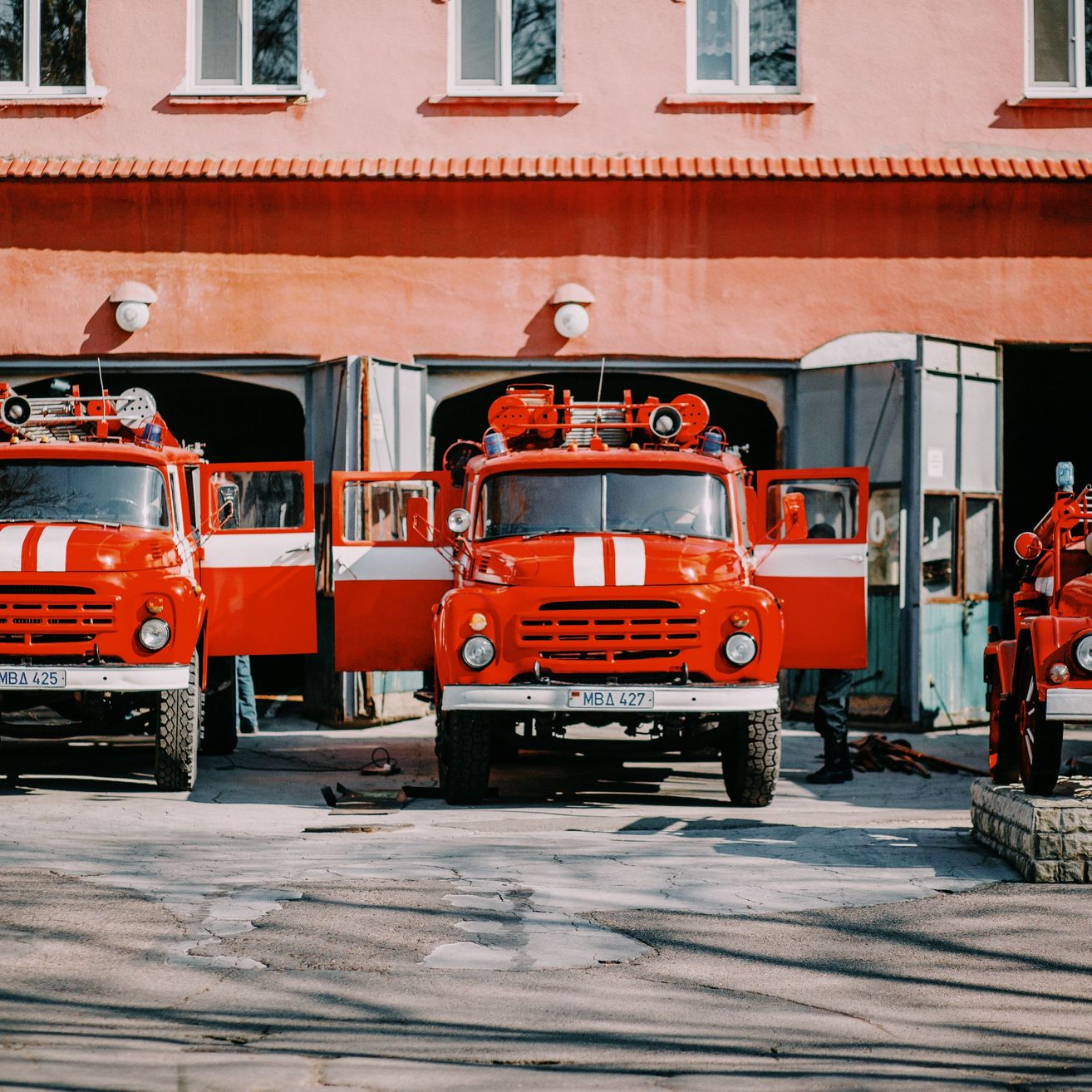 Bild enthält, Transportation, Vehicle, Truck, Machine, Wheel, Fire Truck, Fire Station, Person, Car