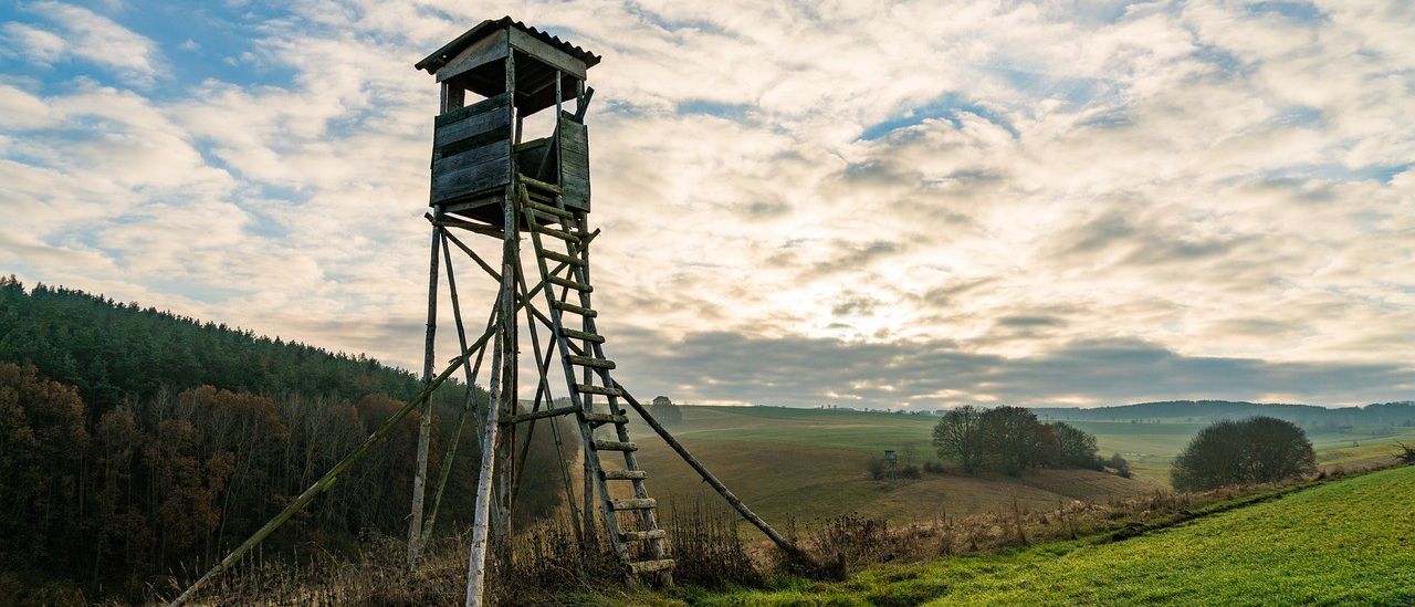 Bild enthält, Outdoors, Building, Shelter, Field, Grassland, Nature, Grass, Plant, Scenery, Countryside