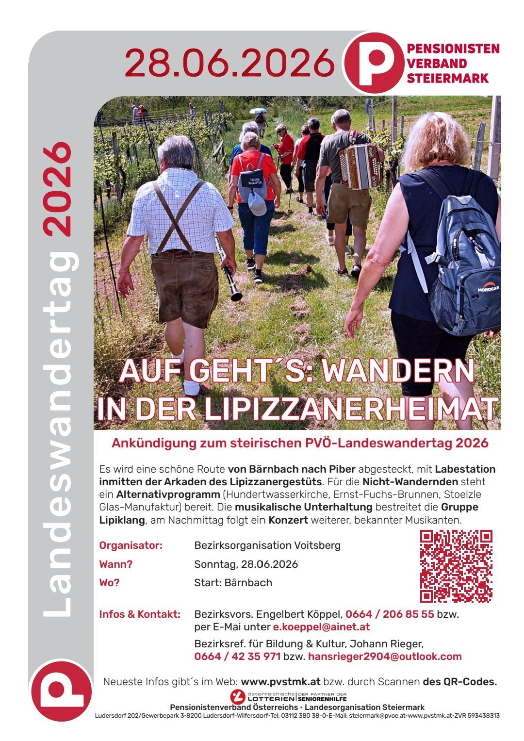 Ein Plakat mit einer Gruppe von Wanderern auf dem Land. Es hat einen QR-Code und Text über eine Wanderveranstaltung im Jahr 2026. Es enthält eine Routenkarte und Informationen über ein Nachtprogramm.