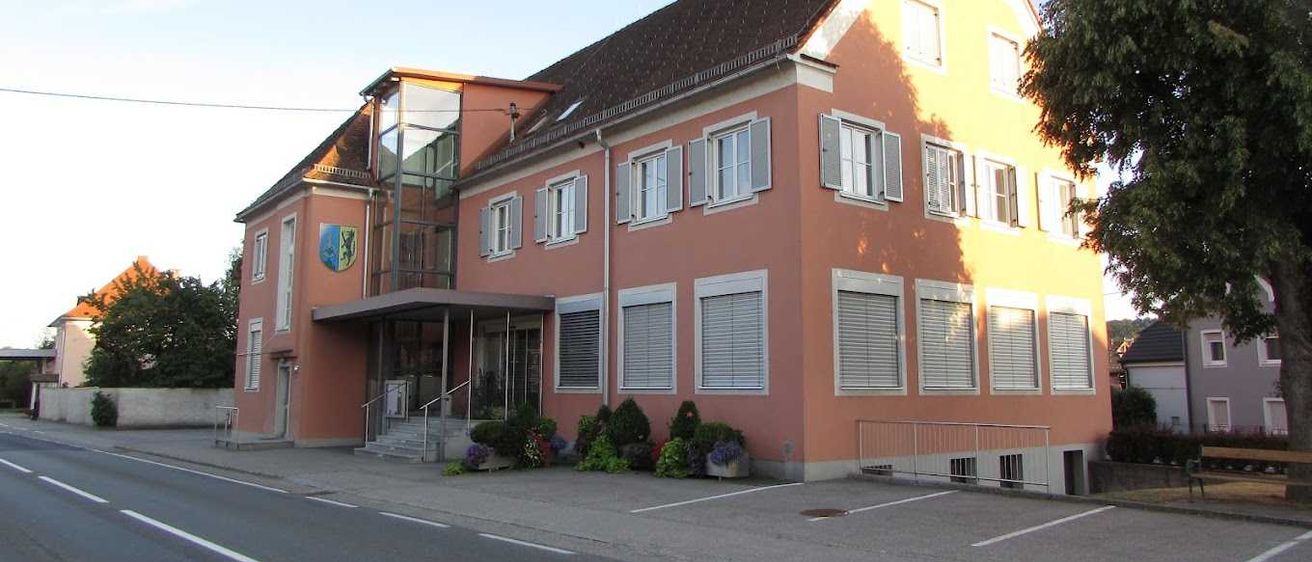 Bild enthält, City, Neighborhood, Road, Street, Urban, Building, Condo, Housing, Suburb, House