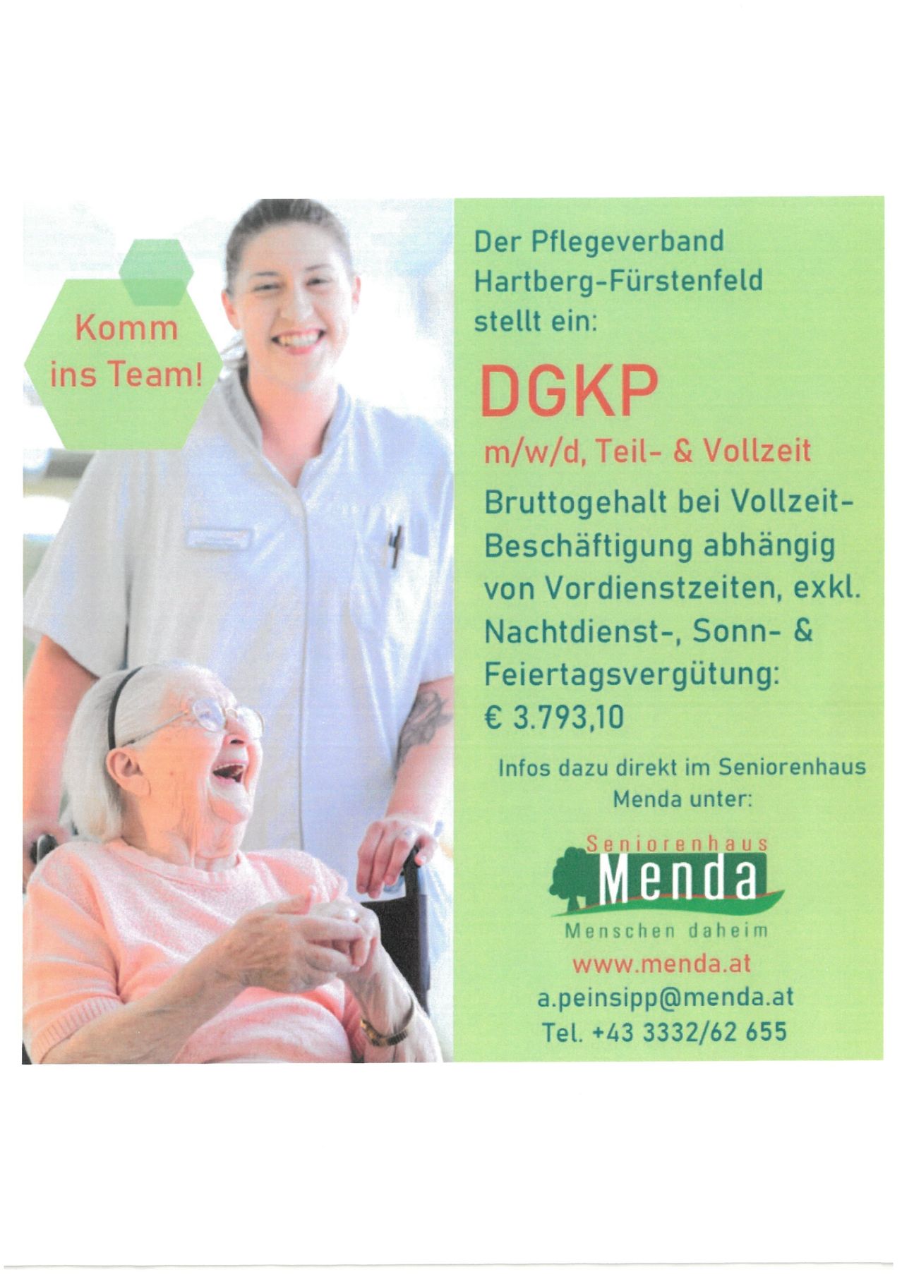 Ein Plakat mit einer lächelnden älteren Frau und einer Krankenschwester bewirbt eine Stellenausschreibung bei Seniorenheim Menda. Es hebt Vollzeit- und Teilzeitpositionen mit einem Bruttogehalt von 3.793,10 Euro hervor, ohne Nacht-, Sonntags- und Feiertagszulagen. Kontaktdaten und eine Website sind angegeben.