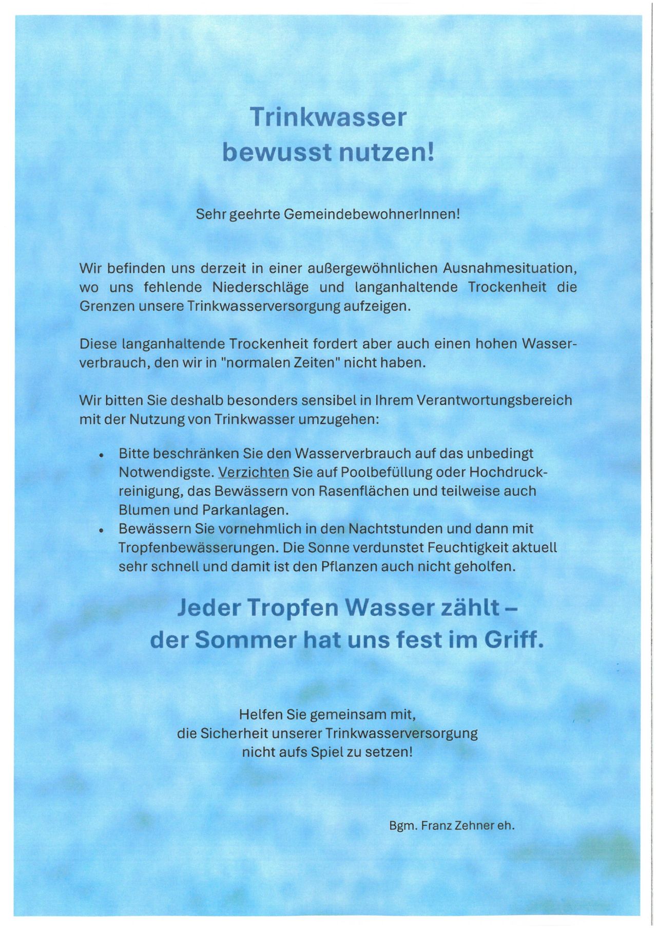 Ein Flyer mit blauem Hintergrund und weißer Schrift wendet sich an Gemeindemitglieder und spricht das Thema Wassereinsparung an. Er betont die Notwendigkeit, den Wasserverbrauch aufgrund von geringen Niederschlägen und anhaltender Trockenheit zu reduzieren, und fordert die Bewohner auf, den Wasserverbrauch zu begrenzen und unnötige Nutzungen zu vermeiden.