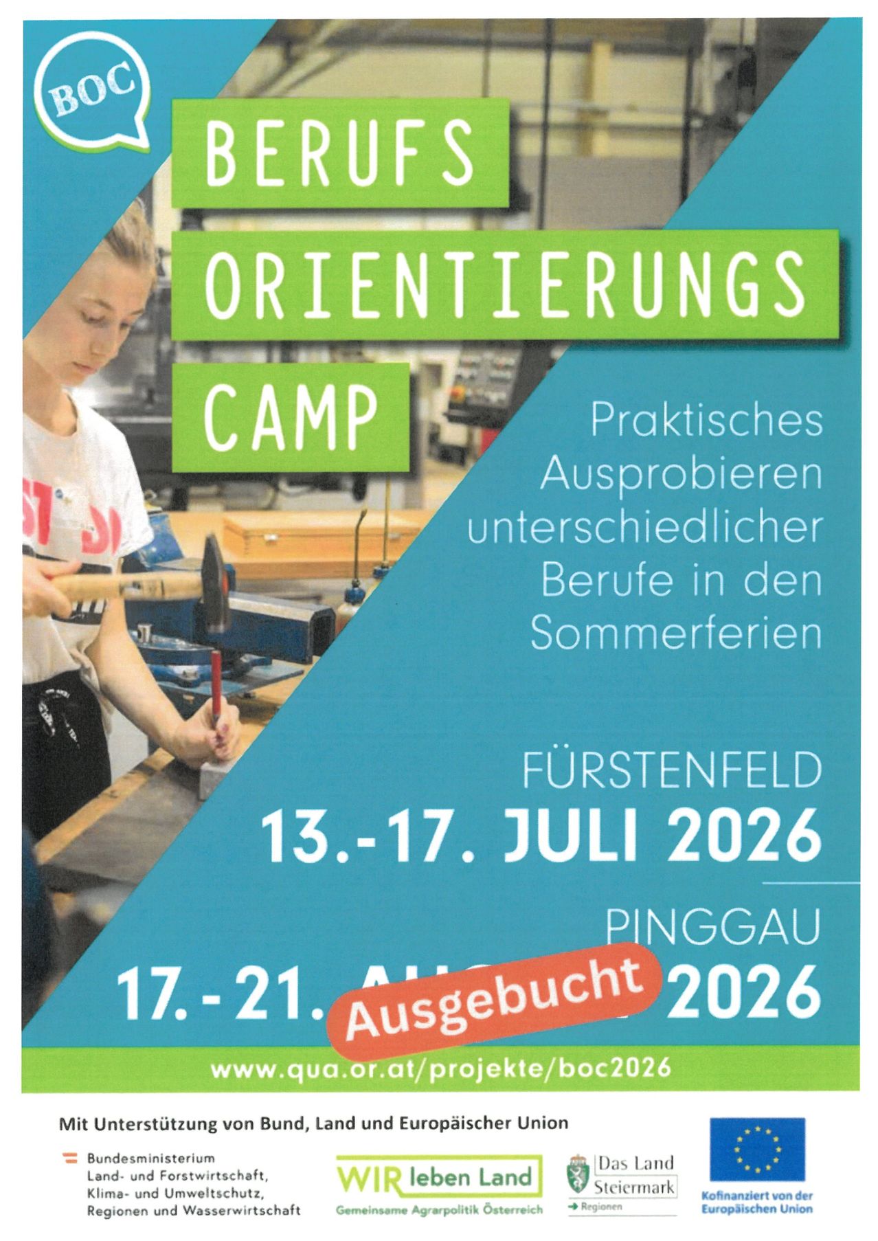 Plakat für ein Orientierungscamp in Fürstenfeld, 13.-17. Juli 2026. Zeigt ein Mädchen, das in einer Werkstatt einen Hammer benutzt.