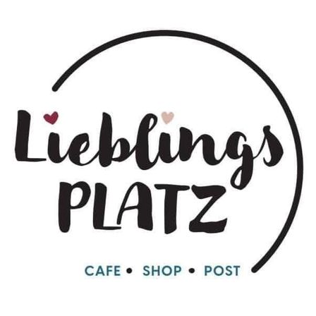 Das Logo von 'Lieblingsplatz' zeigt einen Kreis mit zwei Herzen und schwarzem Text. Darunter stehen 'Cafe, Shop, Post'.