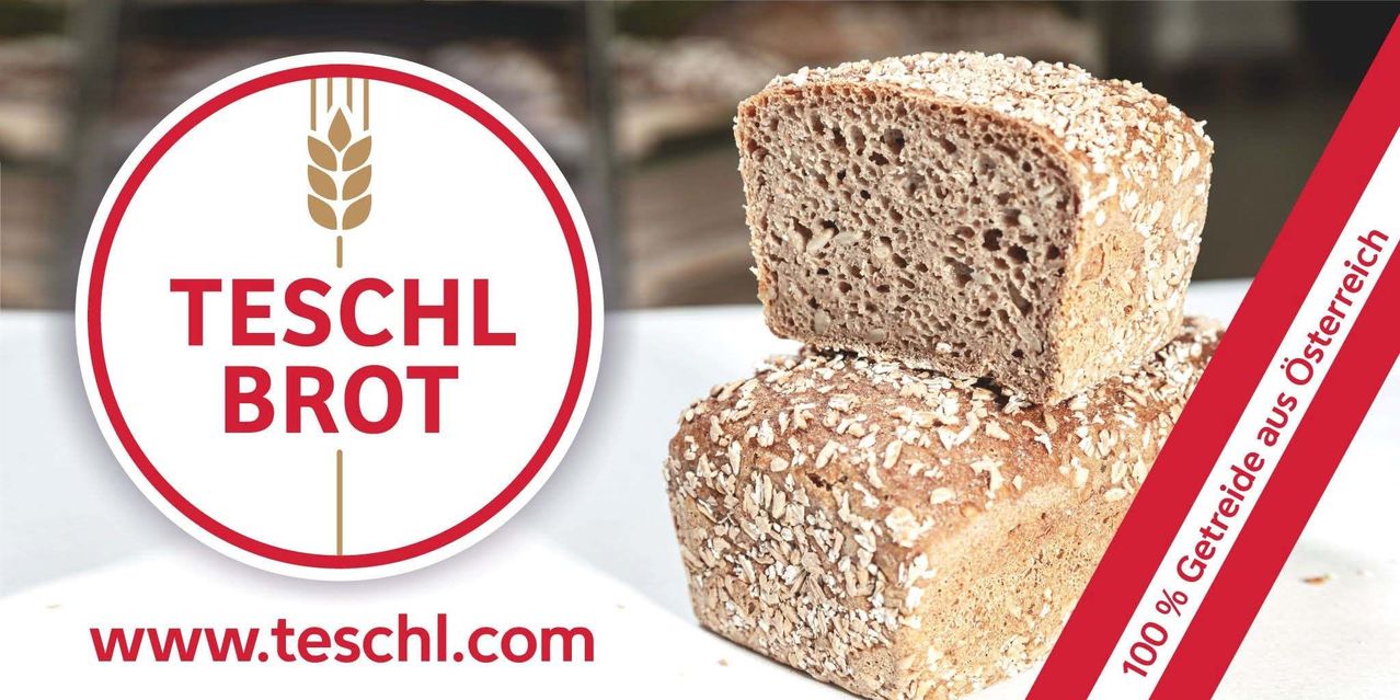Ein Stück Vollkornbrot mit sichtbaren Körnern, gestapelt auf einer weißen Oberfläche. Ein Logo mit dem Text 'CHCHL' und einer Website 'schl.com' ist links.
