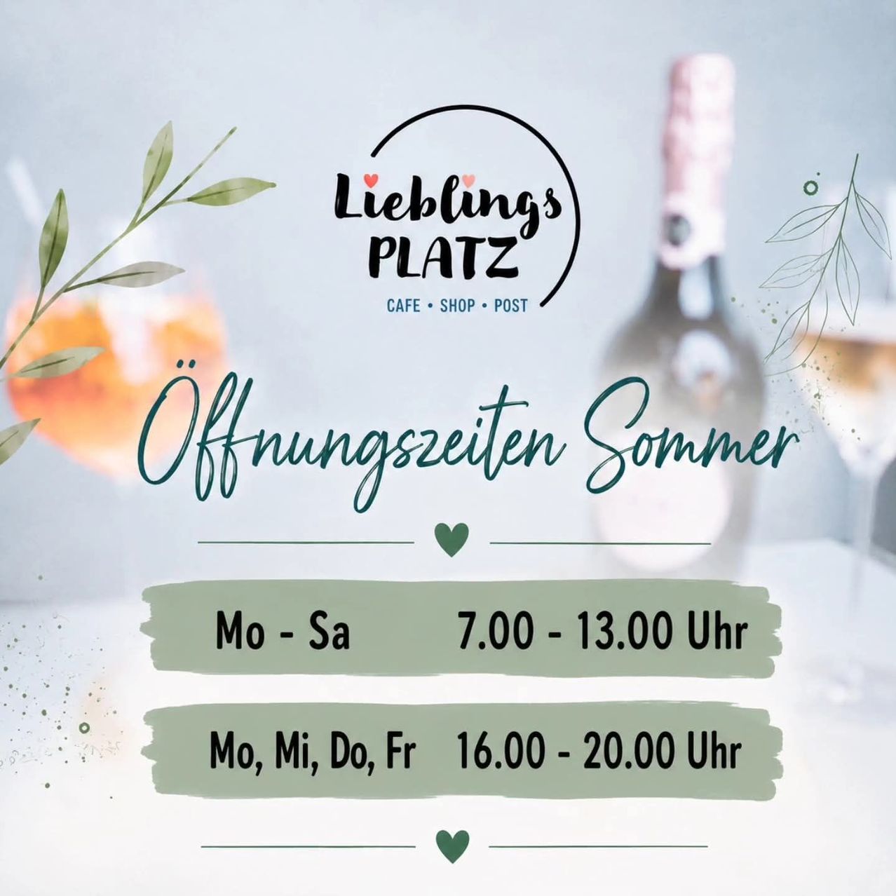 Plakat für Liebling's Platz Cafe Shop Post, mit einer Flasche Champagner, einem Glas Orangensaft und einem Blatt. Das Plakat kündigt die Öffnungszeiten im Sommer von 7:00 Uhr bis 13:00 Uhr und von 16:00 Uhr bis 20:00 Uhr an.
