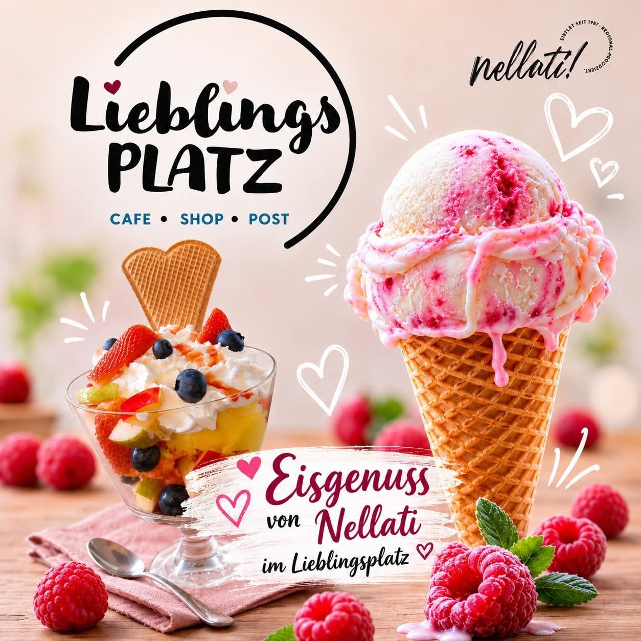 Eine Werbung für 'Lieblingsplatz' mit zwei Desserts: ein herzförmiger Waffelkegel mit Erdbeereis und eine Obstsalat in einer Glasschale, umgeben von Himbeeren und einem Löffel. Der Hintergrund besteht aus einem rosa Tuch und einem Holztisch.