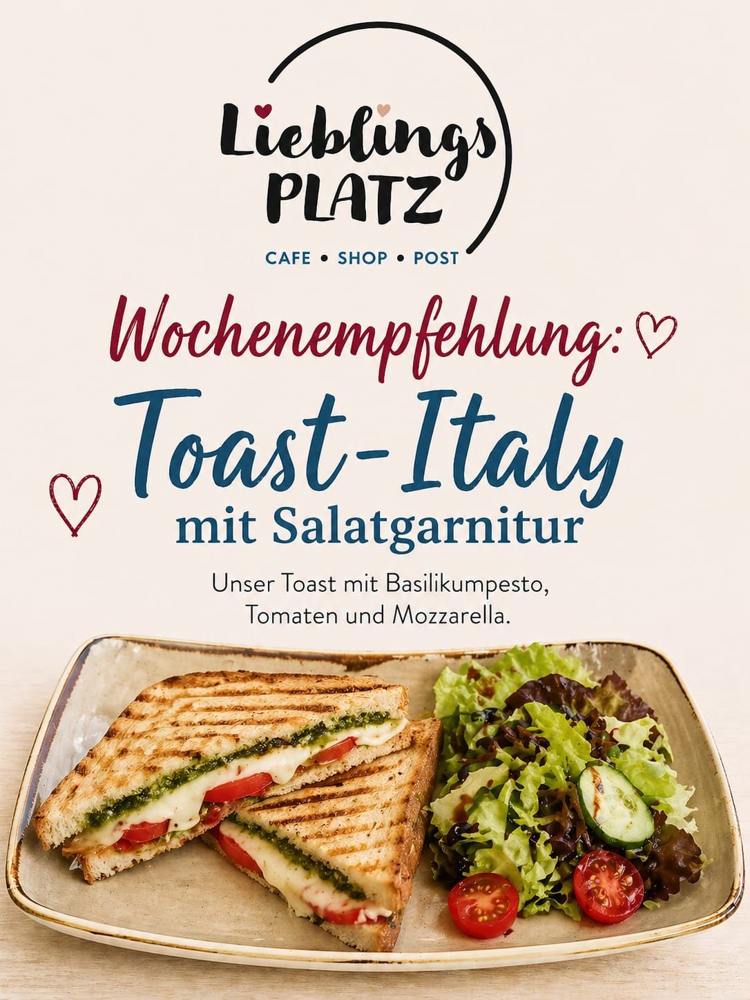 Ein Café, Shop und Post-Ort, mit wöchentlicher Empfehlung: Toast-Italy mit Salatgarnitur. Zutaten sind Basilikumpesto, Tomaten und Mozzarella. Ein Sandwich und Salat sind ausgestellt.