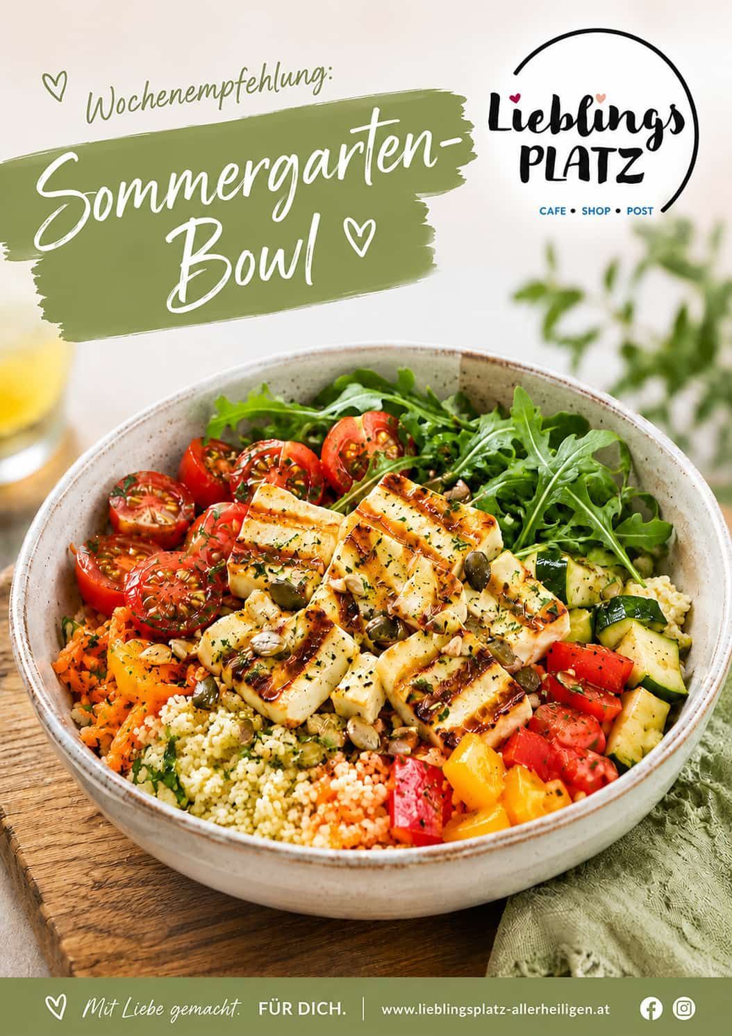 Eine Schüssel mit einer Mischung aus gegrilltem Halloumi, Tomaten und grünem Gemüse, serviert auf einer Holzoberfläche mit einem unscharfen Glas im Hintergrund.