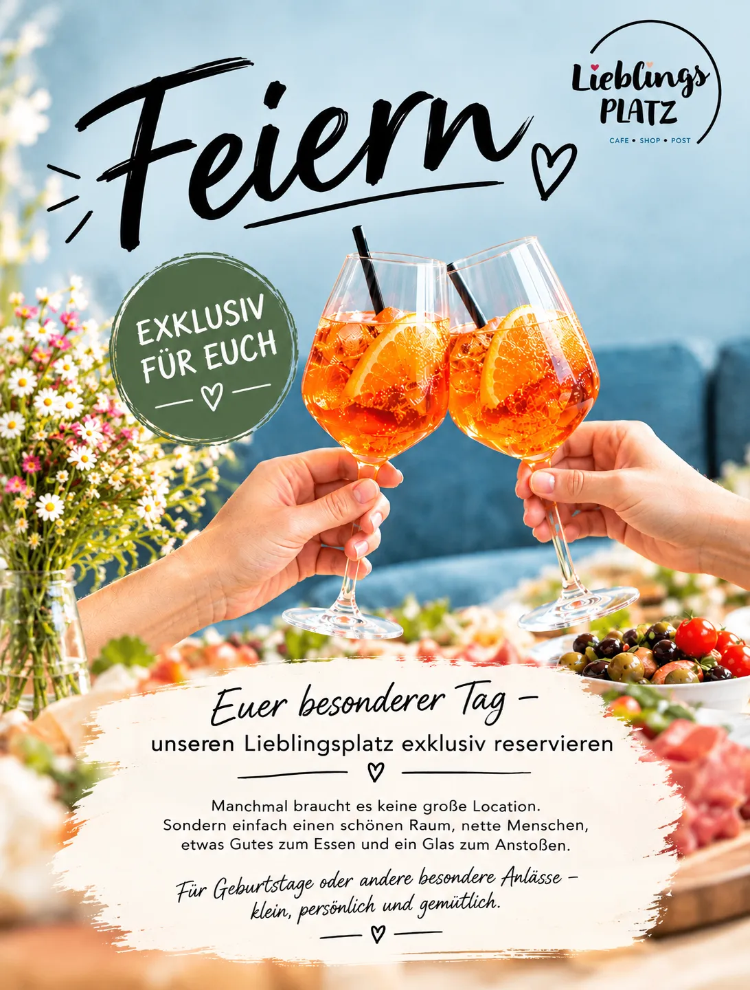 Eine Werbung für ein Café und einen Laden, mit zwei Händen, die Weingläser mit Orangengetränken halten, einem Blumenstrauß und einem Teller mit Essen im Hintergrund.