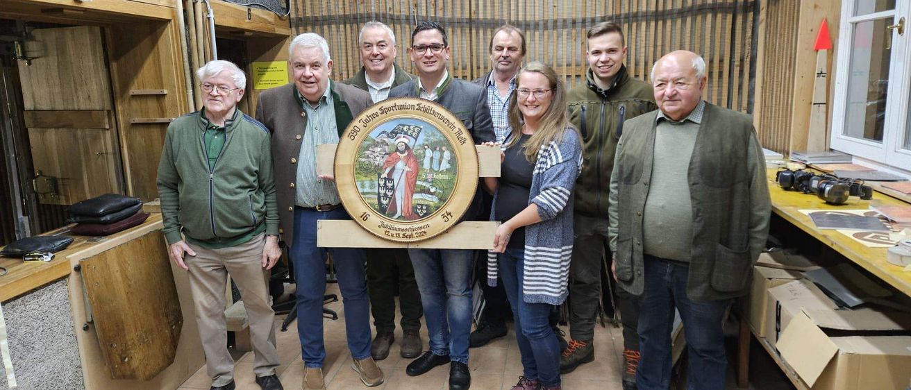 Bild enthält, Pants, People, Person, Wood, Plywood, Coat, Jacket, Adult, Male, Man