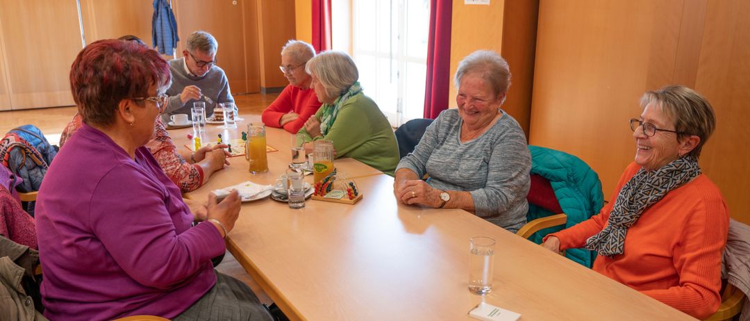 Bild enthält, Plywood, Wood, Adult, Female, Person, Woman, Restaurant, Cup, Male, Man
