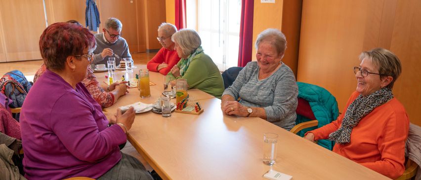 Bild enthält, Adult, Female, Person, Woman, People, Dining Table, Cup, Restaurant, Male, Man