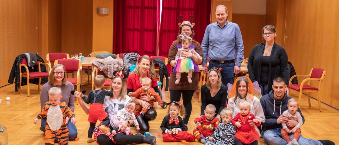 Bild enthält, Adult, Female, Person, Woman, Male, Man, Kindergarten, Baby, Child, Girl